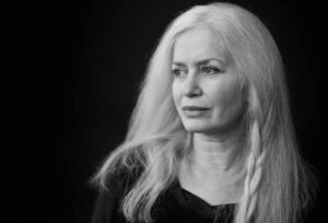 Էմի Հեմփել | Լավություն է Հոլիի համար