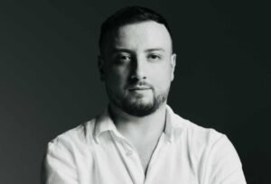 Արմա՛ն | Կարմիր այրվող տանիքներ